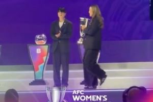 李梦雯作为卫冕冠军中国女足代表 携亚洲杯冠军奖杯出席抽签仪式图片
